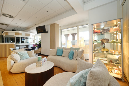 Loungebereich im Eingangsbereich des Hotels
