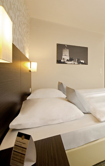 Deluxe Doppelzimmer im Hotel mit bequemem Bett, Schreibtisch, Sitzbereich und warmem Licht